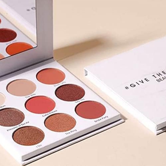 Red and Orange Eyeshadow Palette - Picture 4 of 5